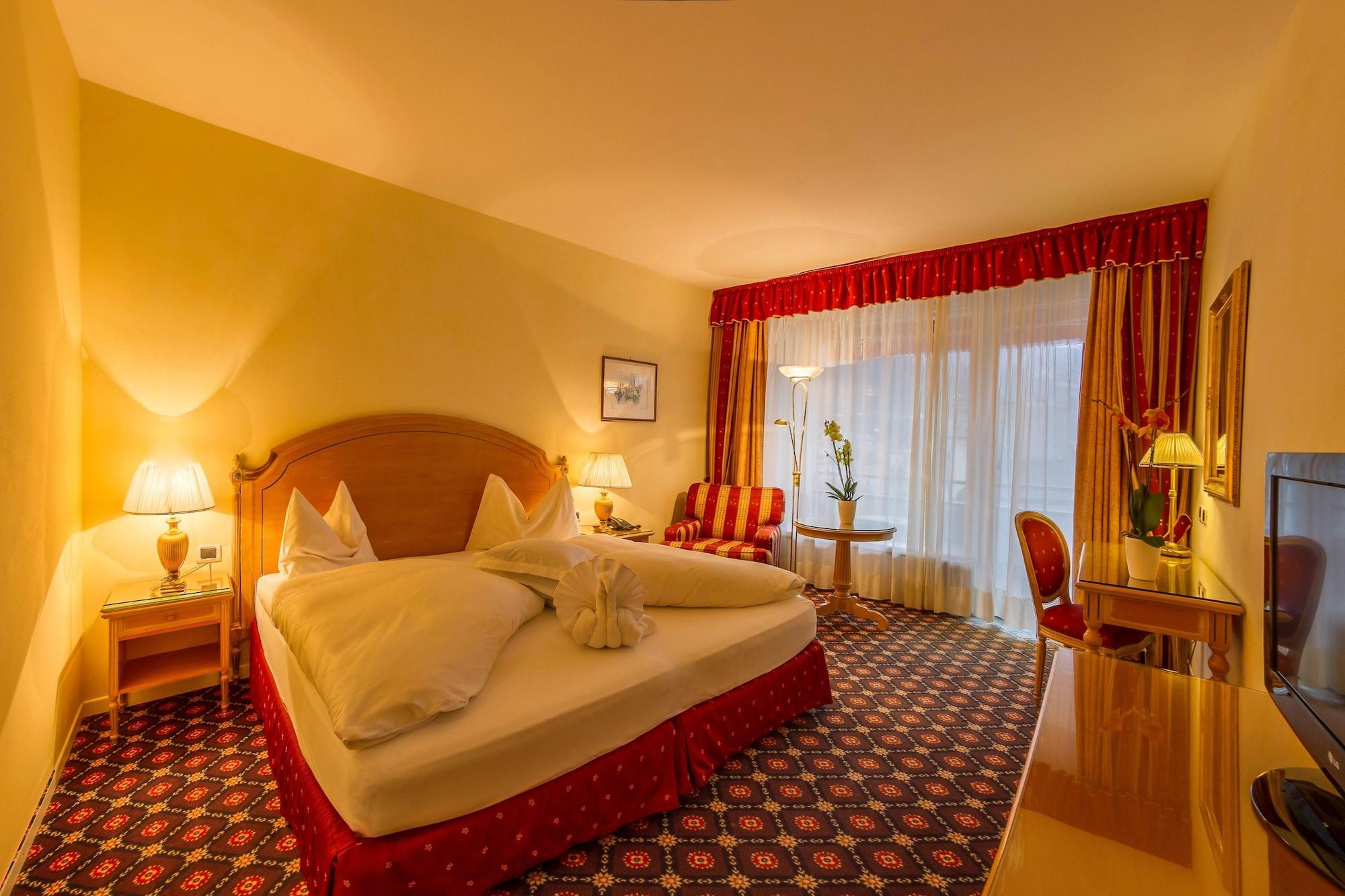 Dominik Alpine City Wellness Hotel - Adults Only Брессаноне Экстерьер фото