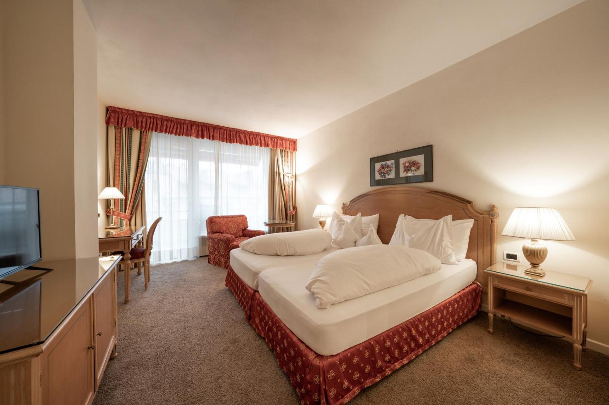 Dominik Alpine City Wellness Hotel - Adults Only Брессаноне Экстерьер фото